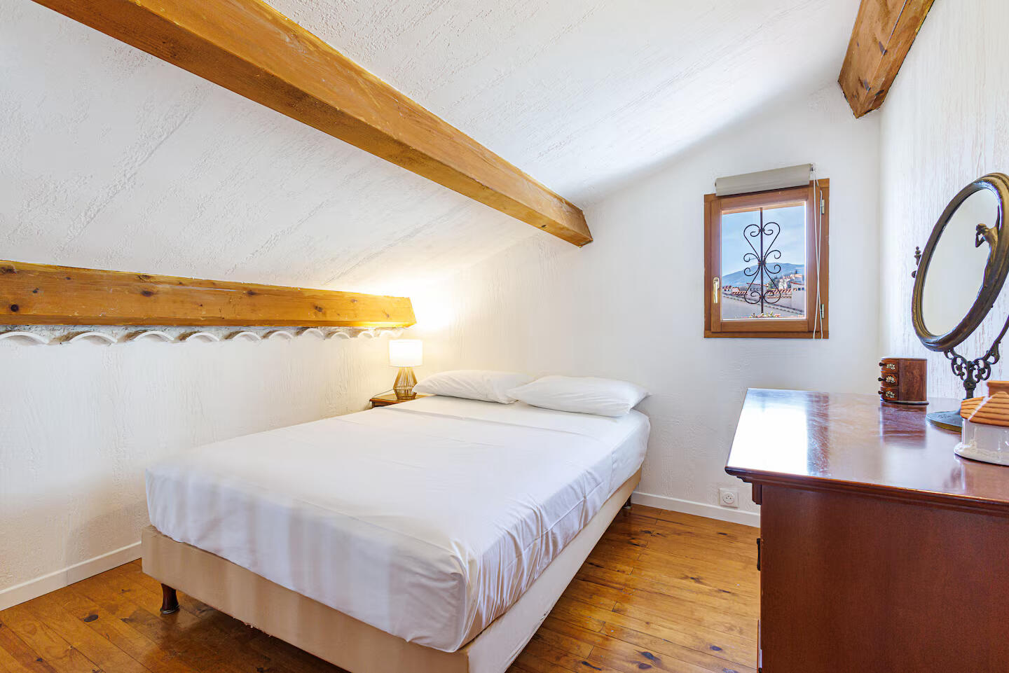 2nd Bedroom (Mezzanine)